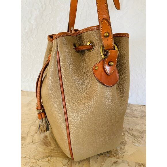 Rare Vtg Dooney and Bourke taupe AWL leather pebble bucket, duffle shoulder bag - Picture 5 of 9